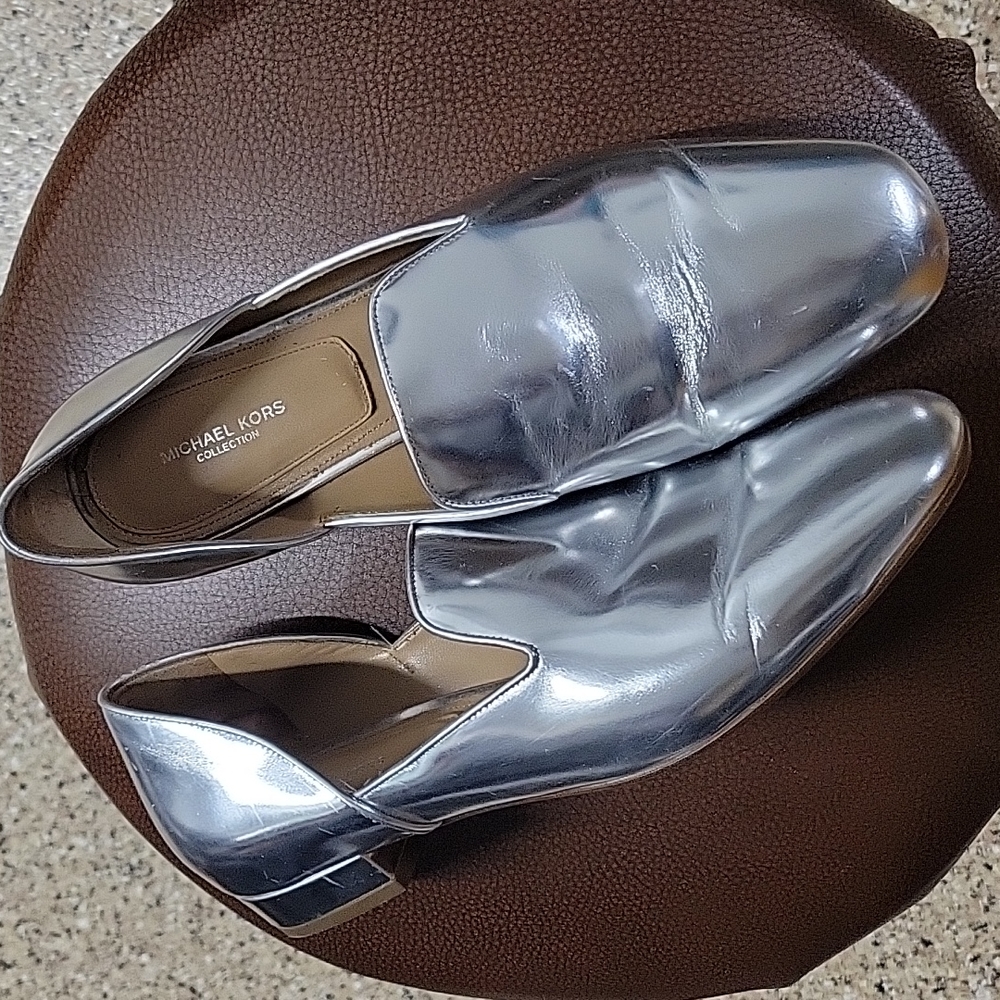 MICHAEL KORS COLLECTION SILVER METALLIC LOAFERS SIZE 39 US 8-8.5